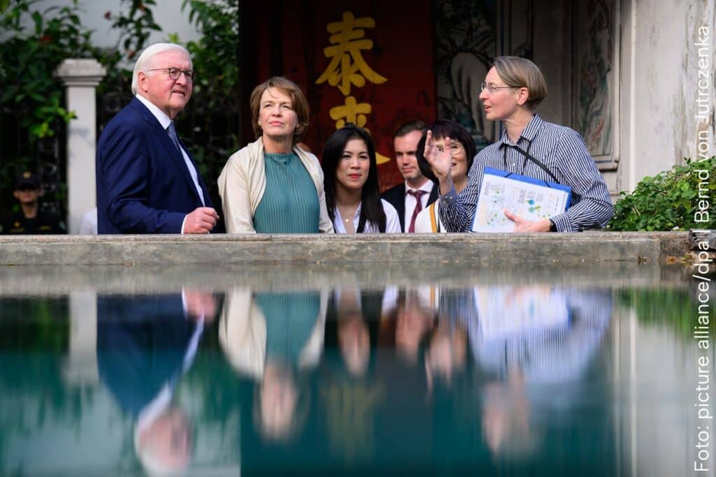 Image of Frank Walter Steinmeier and his delegation during a visit to south east Asia